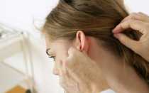 От чего может появиться шишка за ухом у ребенка и как от нее избавиться