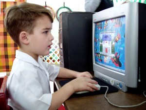ребенок у компьютера
